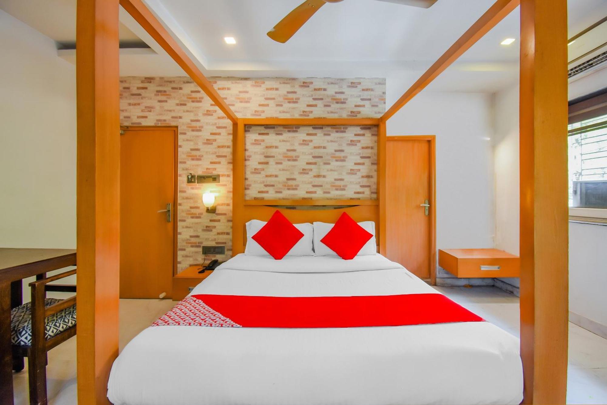 Super Oyo Krishna Hotel 4*